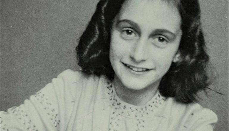 Anne Frank. Opfer der Shoa und Verfasserin eines Tagebuchs über das Leben als junge Jüdin im Untergrund während der Zeit des Nationalsozialismus.