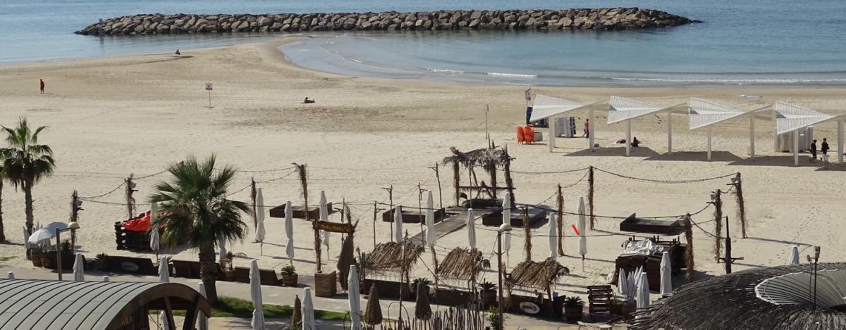 Maka-Maka Strand-Cafe in Herzliya, n&ouml;rdlich von Tel Aviv. Normalerweise tummeln sich hier Tausende, Familien mit Kindern, die die letzten Sonnenstrahlen im Oktober geniessen. Angst vor Hamas-Bomben aus Gaza zwingt die Bev&ouml;lkerung seit drei Wochen zu Hause zu bleiben.