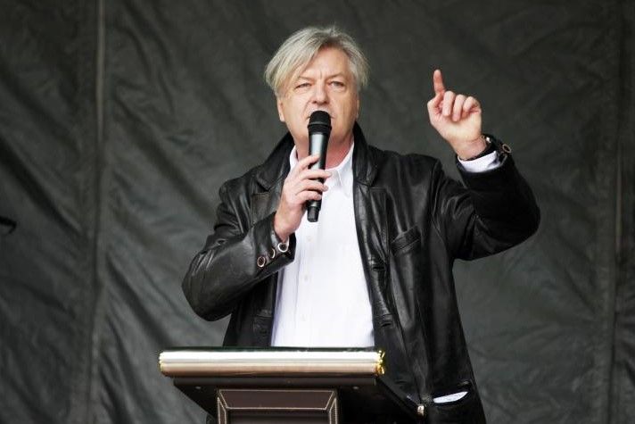 Von ganz links nach ganz rechts: "Compact"-Chef Jürgen Elsässer.