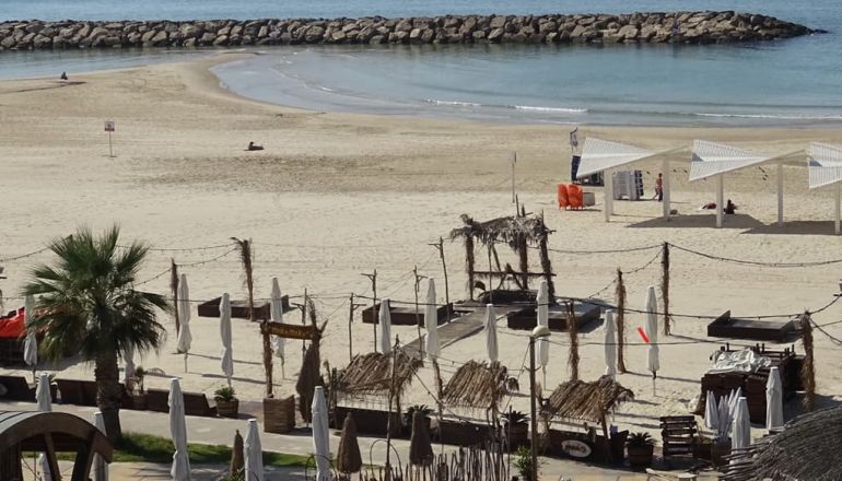 Maka-Maka Strand-Cafe in Herzliya, nördlich von Tel Aviv. Normalerweise tummeln sich hier Tausende, Familien mit Kindern, die die letzten Sonnenstrahlen im Oktober geniessen. Angst vor Hamas-Bomben aus Gaza zwingt die Bevölkerung seit drei Wochen zu Hause zu bleiben.